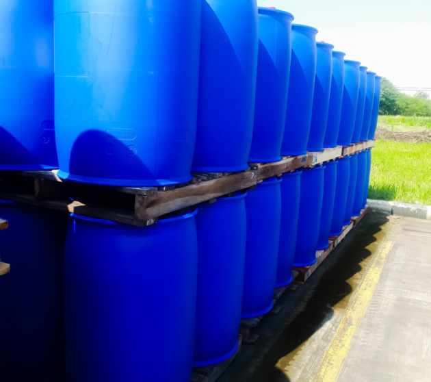 Blue drum chemicals: 200 Kg, placed on a wooden pallet in an outdoor warehouse